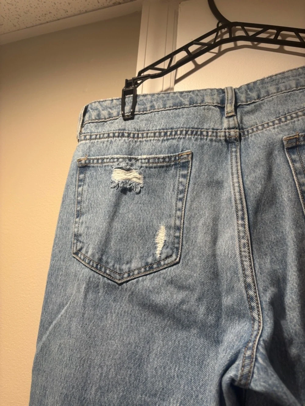 EUC Hidden straight leg Jeans with a slit at the hem size 31